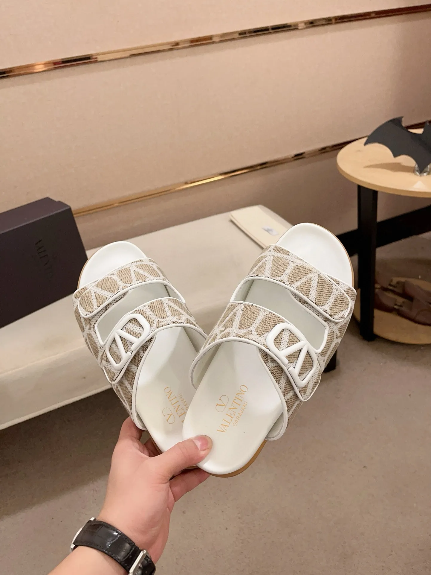 Men's shoes💰: 440💰[Valentino] New men's boutique slippers, counter quality, classic plaid, the actual workmanship is quite complex🔰The uppers are made of imported fabrics➕🐑Sheepskin lining, which tests the craftsman's craftsmanship➕original PU outsole. Size: 38-44 (45 can be customized, non-refundable)